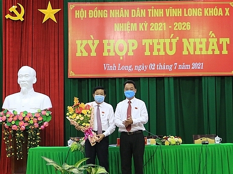 Chủ tịch UBND tỉnh Lữ Quang Ngời chúc mừng ông Bùi Văn Nghiêm (Ảnh: Báo Vĩnh Long)