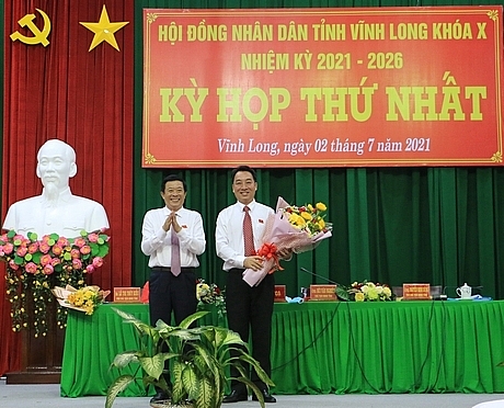 Chủ tịch HĐND tỉnh Bùi Văn Nghiêm chúc mừng ông Lữ Quang Ngời tái đắc cử (Ảnh: Báo Vĩnh Long)