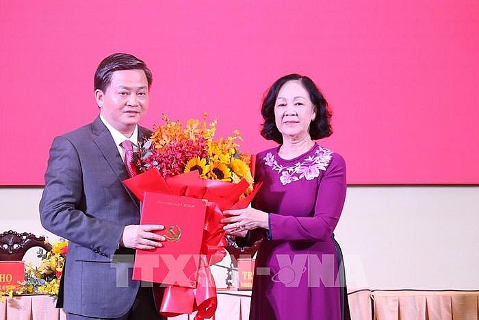 Bà Trương Thị Mai trao quyết định cho ông Lê Đức Thọ
