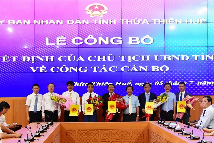 Chủ tịch UBND tỉnh Nguyễn Văn Phương (thứ 4 từ phải sang) trao quyết định cho các cán bộ (Ảnh: Báo Thừa Thiên - Huế)