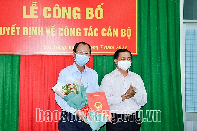 Chủ tịch UBND tỉnh trao quyết định và tặng hoa chúc mừng ông Võ Thanh Quang (Ảnh: H.Lan)