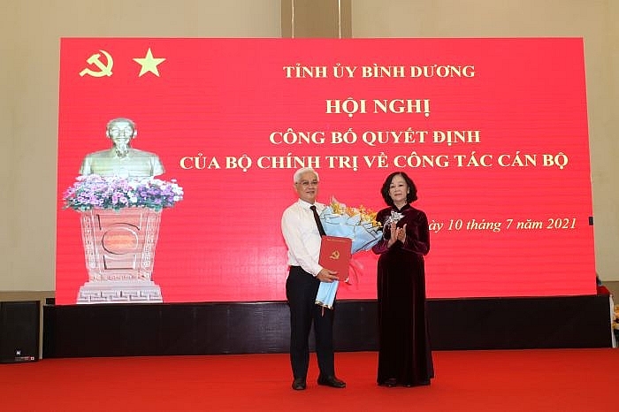 Trưởng Ban Tổ chức Trung ương Trương Thị Mai trao quyết định cho ông Nguyễn Văn Lợi