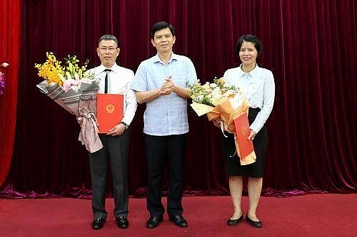 Bà Lê Thị Thu Hương và ông Dương Thanh Hưng nhận quyết định bổ nhiệm (Ảnh: Báo Giao thông)