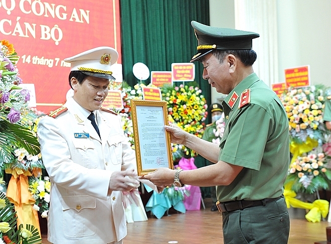 Thứ trưởng Trần Quốc Tỏ trao quyết định cho Đại tá Bùi Quang Thanh (Ảnh: CAND)