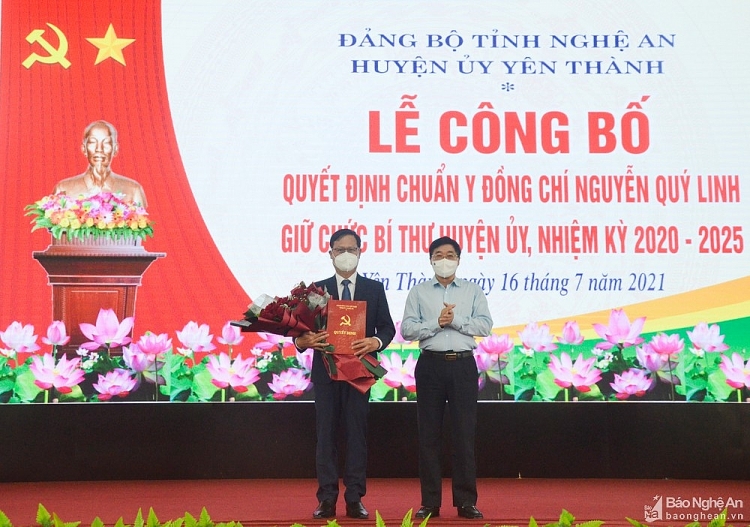 Phó Bí thư Thường trực Tỉnh ủy Nguyễn Văn Thông trao quyết định cho ông Nguyễn Quý Linh