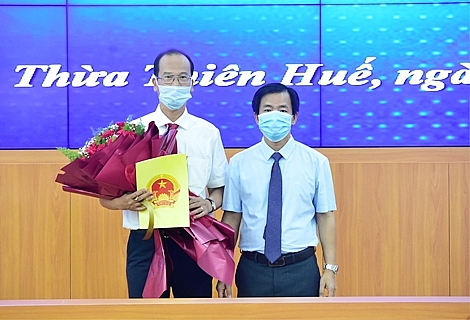 Ông Hoàng Việt Trung (trái) nhận quyết định điều động, bổ nhiệm (Ảnh: Báo Thừa Thiên - Huế)