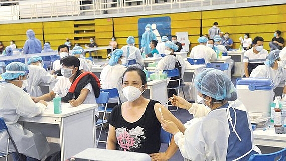 Tiêm vaccine phòng COVID-19 tại Nhà thi đấu Phú Thọ ( Ảnh: CAO THĂNG/SGGP) Tiêm vaccine phòng COVID-19 tại Nhà thi đấu Phú Thọ ( Ảnh: CAO THĂNG/SGGP)