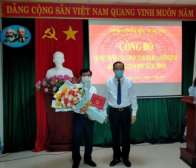 Ông Nguyễn Văn Thọ, Phó Bí thư Tỉnh ủy, Chủ tịch UBND (phải) trao quyết định cho ông Dương Minh Tuấn (Ảnh: Pháp luật Plus)