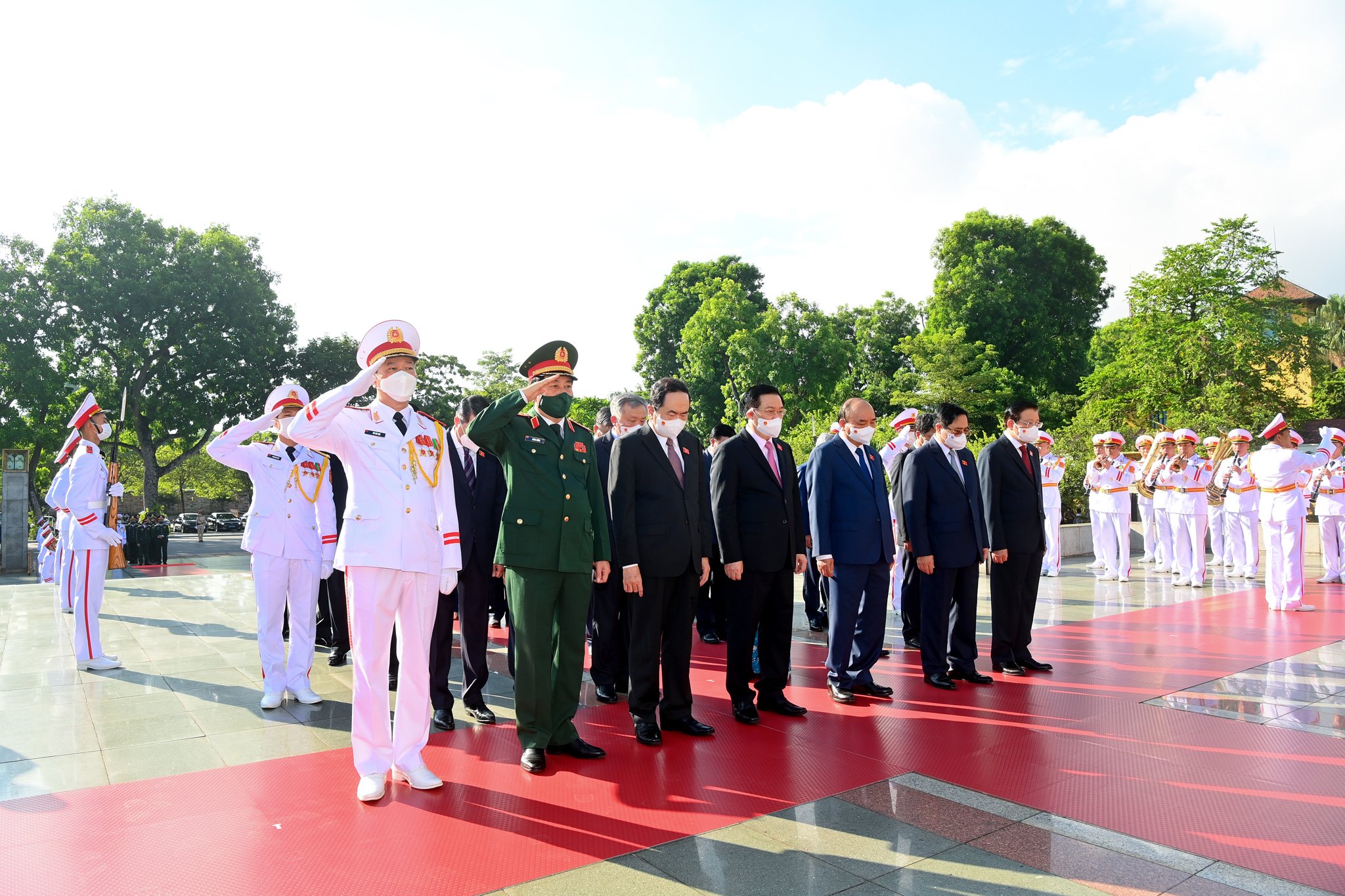 Lãnh đạo Đảng, Nhà nước, Quốc hội đặt vòng hoa, tưởng niệm các Anh hùng liệt sĩ