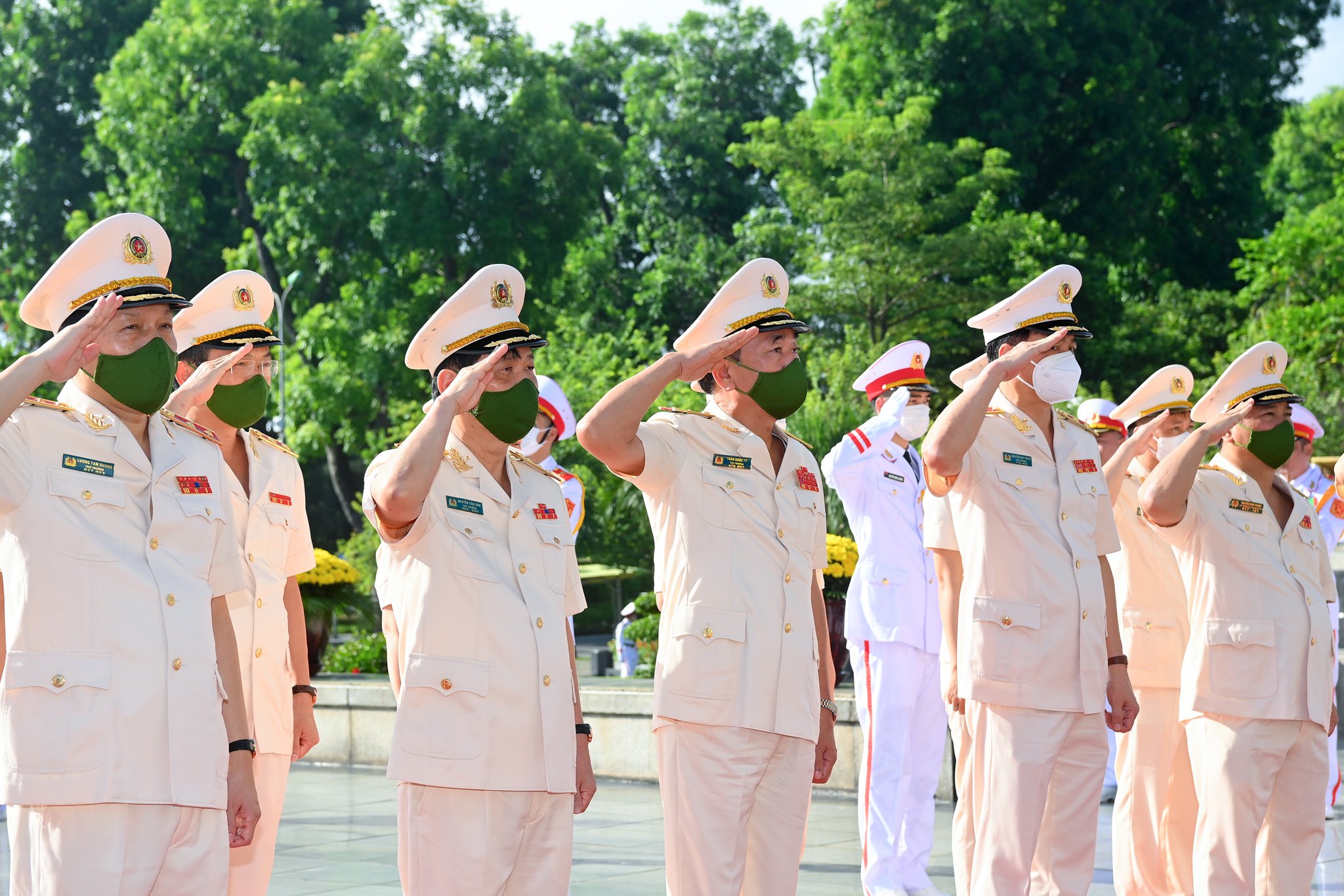 Lãnh đạo Đảng, Nhà nước, Quốc hội đặt vòng hoa, tưởng niệm các Anh hùng liệt sĩ