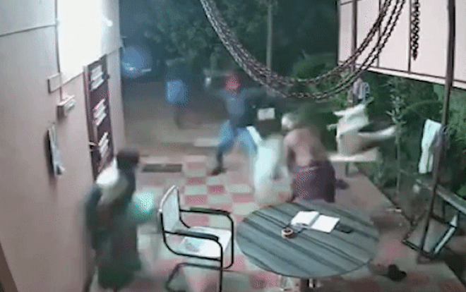 video cap vo chong gia nem dep quang ghe duoi cuop