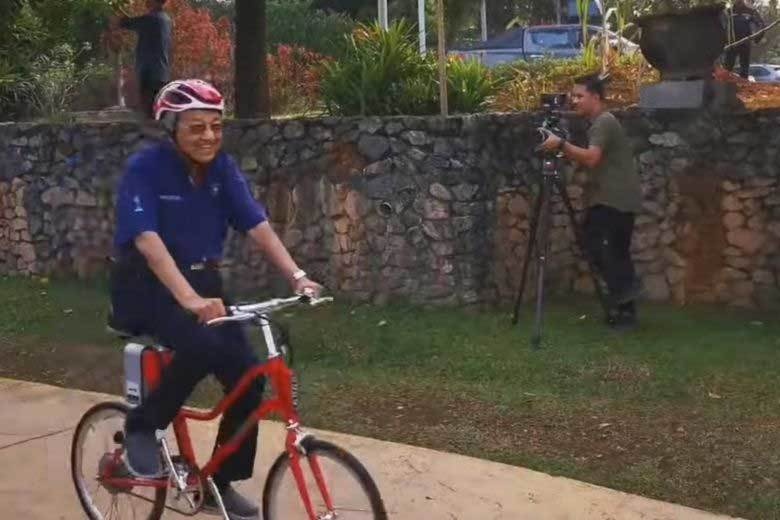 video thu tuong malaysia dap xe lien tuc gan 11km o tuoi 94