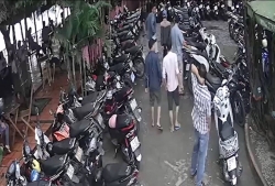 Video: Phẫn nộ nhóm người chém tới tấp tại quán cà phê ở TP.HCM