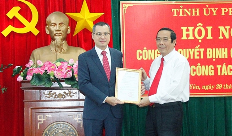 bo chinh tri chuan y ong pham dai duong lam bi thu tinh uy phu yen