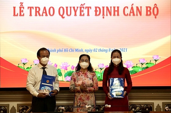 Chủ tịch HĐND TP.HCM Nguyễn Thị Lệ (giữa) trao quyết định cho các cán bộ (Ảnh: SGGP)