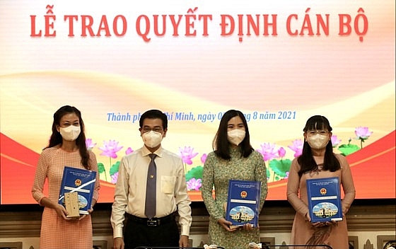 Các bà Nguyễn Thị Thanh Trúc, Nguyễn Thị Nga và Châu Trương Hoàng Thảo nhận quyết định (Ảnh: SGGP)