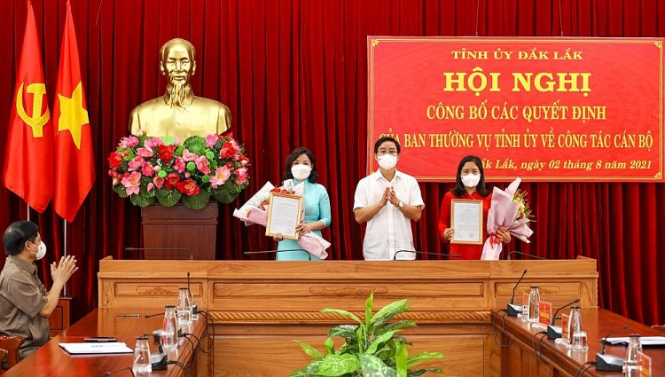 Bí thư Tỉnh ủy Nguyễn Đình Trung trao các quyết định (Ảnh: Báo Đắk Lắk)