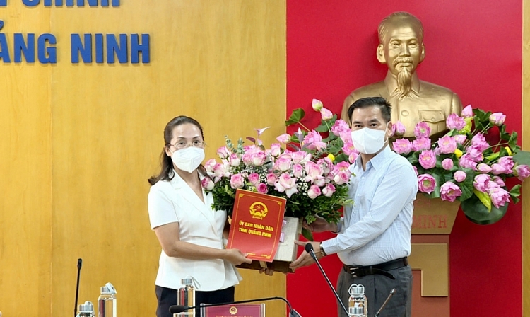Bà Hà Thị Thanh Lê (trái) nhận quyết định (Ảnh: Báo Quảng Ninh)