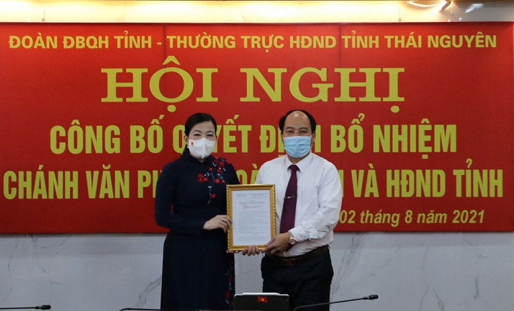 Bà Nguyễn Thanh Hải (trái) trao quyết định cho ông Nguyễn Văn Ngọc (Ảnh: Báo Thái Nguyên)