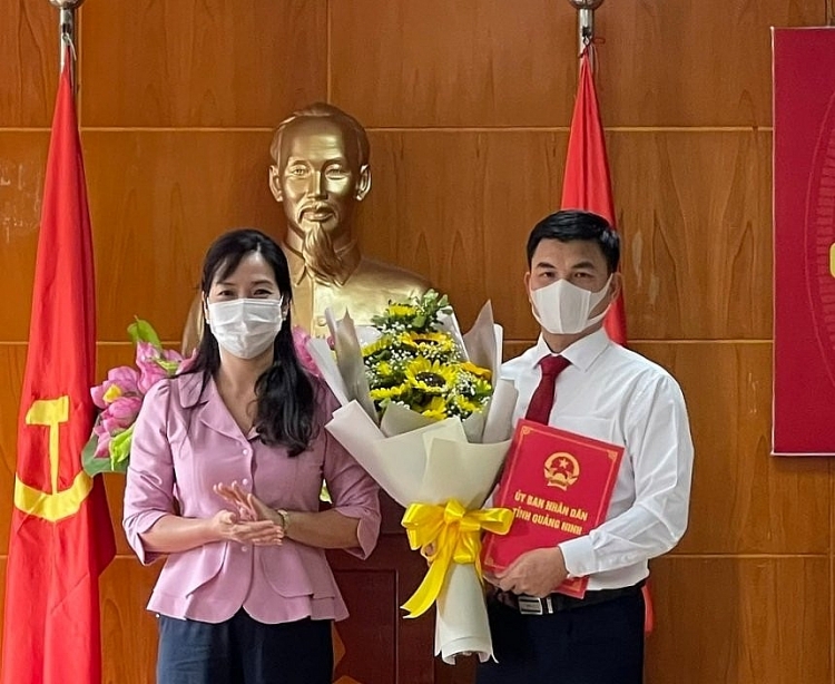 Nguyễn Thị Hạnh, Phó Chủ tịch UBND tỉnh trao quyết định cho ông Nguyễn Mạnh Hà (Ảnh: Báo Quảng Ninh)