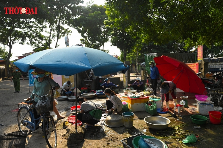 Hà Nội: Người dân nghiêm túc sử dụng phiếu đi chợ, tự giác chấp hành quy định giãn cách