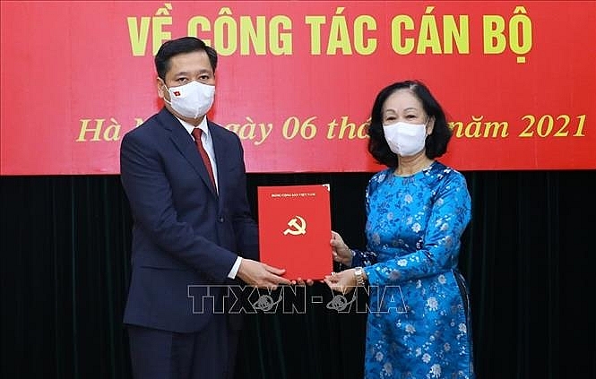 Bà Trương Thị Mai trao quyết định cho ông Nguyễn Long Hải