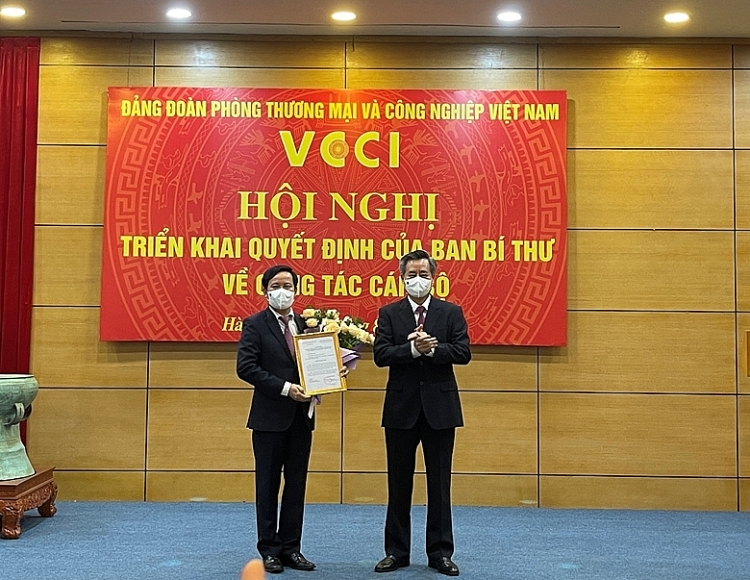 Ông Nguyễn Quang Dương (phải) trao quyết định cho ông Phạm Tấn Công (Ảnh: Báo điện tử ĐCSVN)