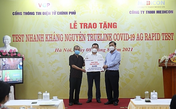 Ông Phạm Gia Túc, Ủy viên Trung ương Đảng, Bí thư Tỉnh ủy Nam Định (bên phải) đại diện 4 tỉnh, thành phố tiếp nhận việc trao tặng từ nhà tài trợ - Công ty TNHH Medicon