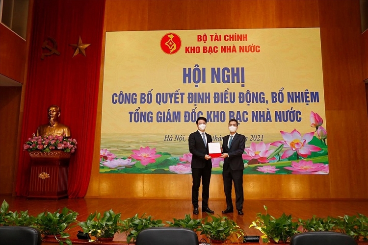 Tân Tổng Giám đóc KBNN Trần Quân (bên trái) nhận quyết định bổ nhiệm từ lãnh đạo Bộ Tài chính (Ảnh:VGP)