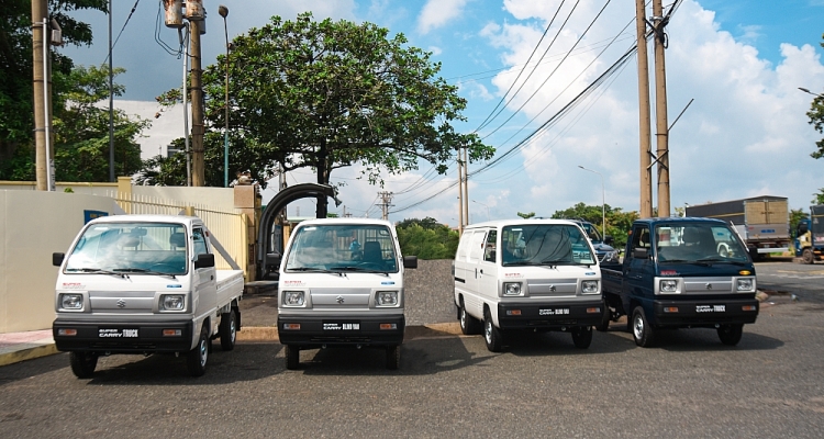 Bốn xe tải nhẹ gồm hai chiếc Carry Truck và hai chiếc Blind Van được Suzuki trao tặng Sở Y tế Đồng Nai sử dụng cho công tác phòng chống dịch bệnh