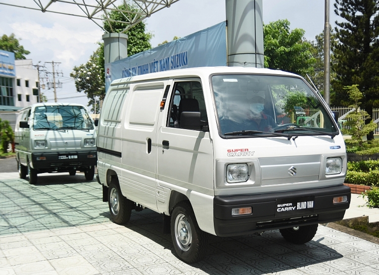 Xe tải nhẹ Suzuki Carry nhỏ gọn thích hợp di chuyển đến các khu vực đường sá nhỏ hẹp, hỗ trợ công việc lấy mẫu 