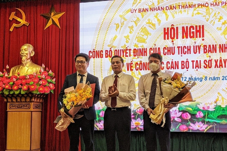 Chủ tịch UBND thành phố Nguyễn Văn Tùng chúc mừng các nhân sự mới (Ảnh: Cổng TTĐT TP. Hải Phòng)