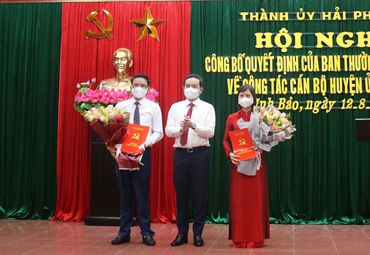 Bí thư Thành ủy Hải Phòng Trần Lưu Quang trao quyết định cho ông Phạm Quốc Ka và bà Phạm Tuyên Dương