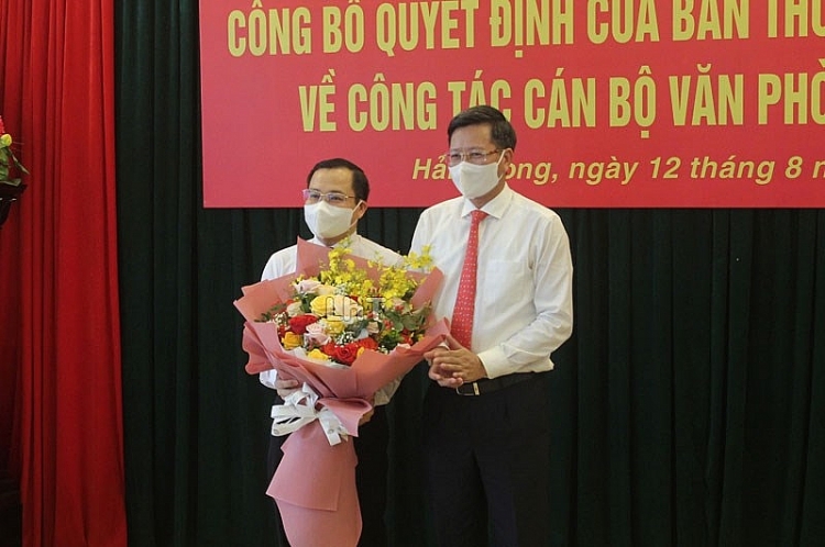 Ông Nguyễn Hưng Hùng (trái) nhận quyết định