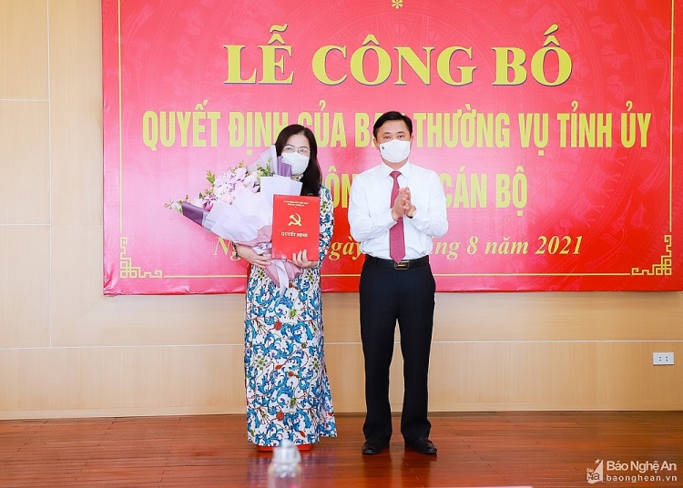 Ông Thái Thanh Quý trao quyết định cho bà Nguyễn Thị Kim chi
