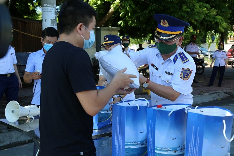 Bộ Tư lệnh Cảnh sát biển phối hợp tặng quà hỗ trợ 300 gia đình khó khăn vì COVID-19