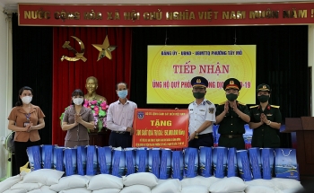 Bộ Tư lệnh Cảnh sát biển phối hợp tặng quà hỗ trợ 300 gia đình khó khăn vì COVID-19 Bộ Tư lệnh Cảnh sát biển phối hợp tặng quà hỗ trợ 300 gia đình khó khăn vì COVID-19