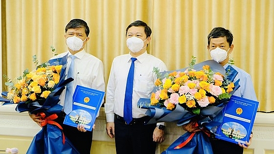 Phó Chủ tịch UBND TP.HCM Dương Anh Đức (giữa) chúc mừng ông Nguyễn Văn Hiếu (trái) và ông Phạm Hoàng Quân (Ảnh: SGGP)