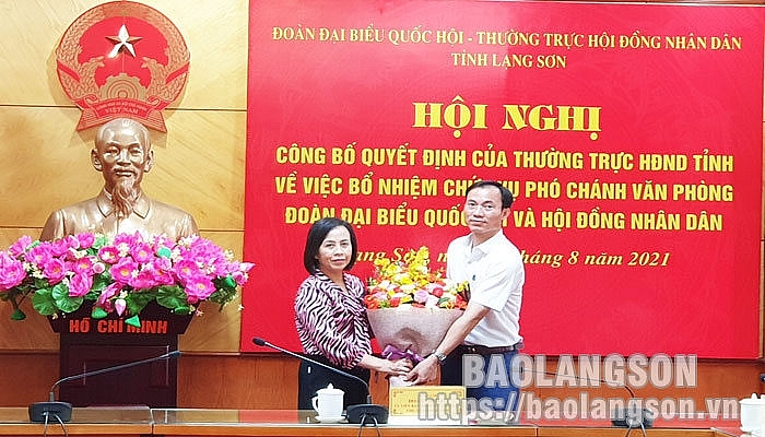 Bà Đoàn Thị Hậu, Chủ tịch HĐND tỉnh tặng hoa chúc mừng ông Phạm Đức Toàn