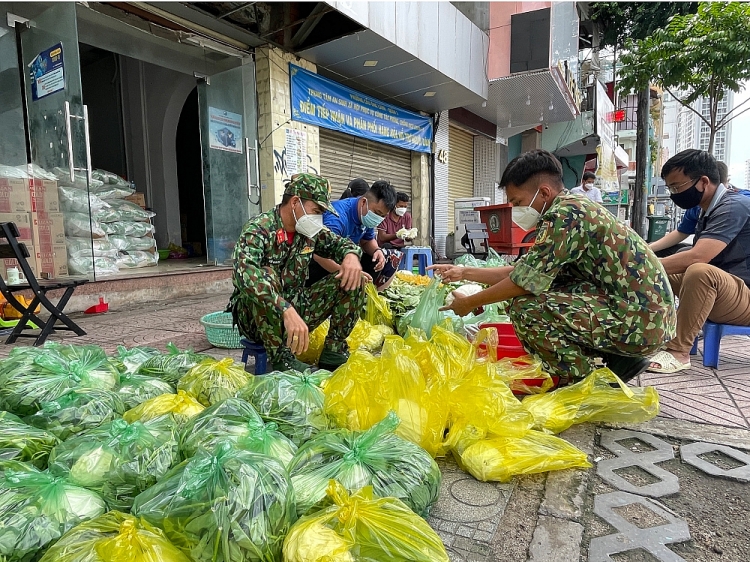 Ngày đầu ra quân hỗ trợ phòng chống dịch tại TP.HCM của lực lượng quân đội, công an