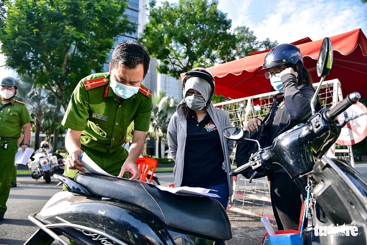 Ngày đầu ra quân hỗ trợ phòng chống dịch tại TP.HCM của lực lượng quân đội, công an