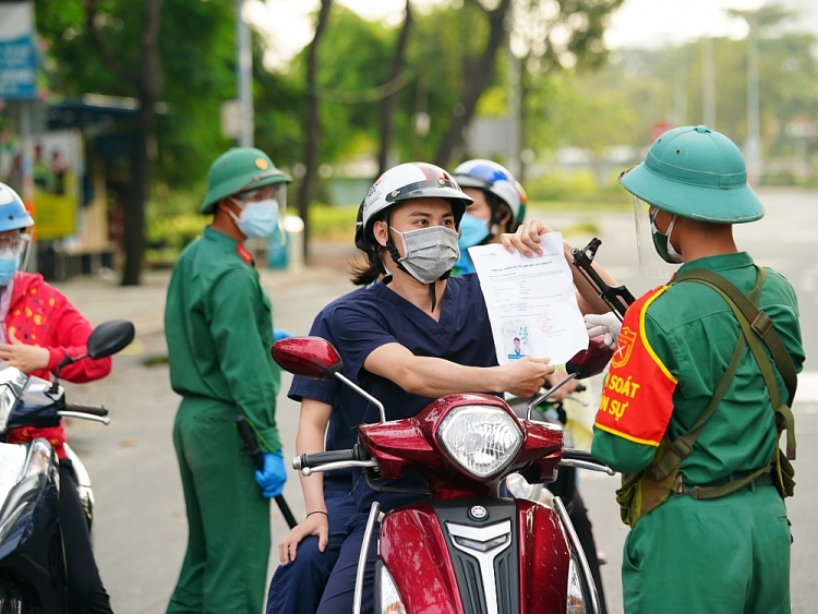 Ngày đầu ra quân hỗ trợ phòng chống dịch tại TP.HCM của lực lượng quân đội, công an