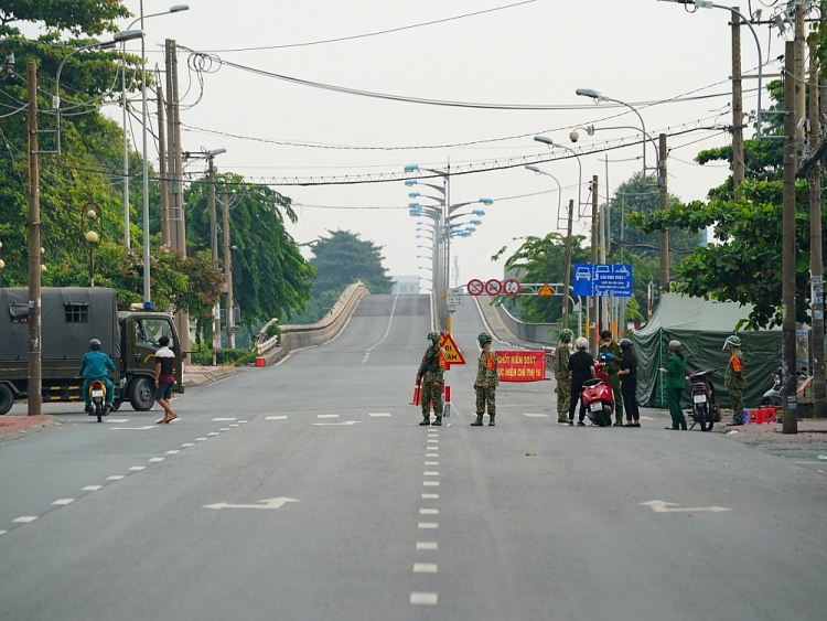 Ngày đầu ra quân hỗ trợ phòng chống dịch tại TP.HCM của lực lượng quân đội, công an