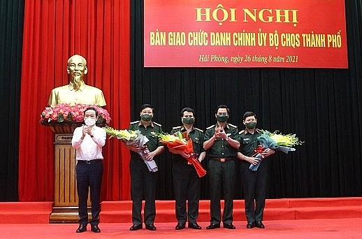 Trung tướng Nguyễn Quang Cường và ông Trần Lưu Quang chúc mừng các cán bộ (Ảnh: VGP)