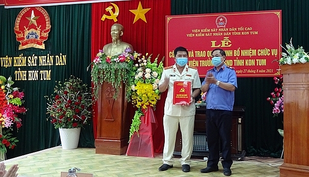 Ông Phan Minh Cự - Viện trưởng VKSND tỉnh Kon Tum trao quyết định cho ông Lê Văn Thắng (Ảnh: BVPL)