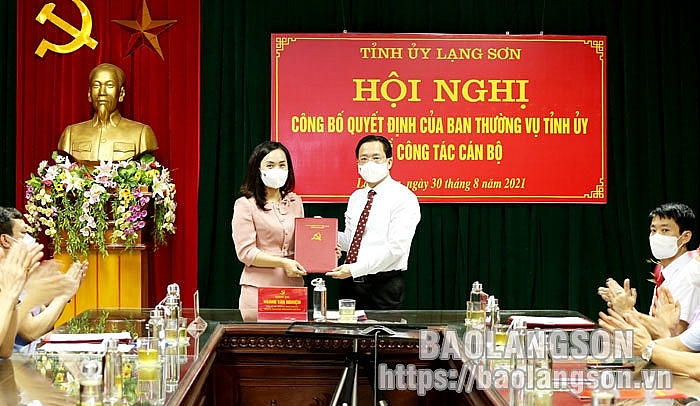 Bà Dương Hoàng Liên Hương nhận quyết định bổ nhiệm