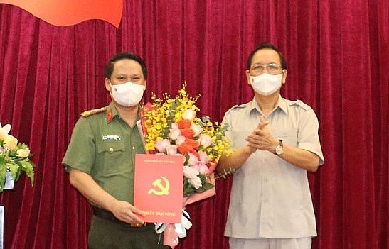 Bí thư Tỉnh ủy Đắk Nông Ngô Thanh Danh trao quyết định và chúc mừng Đại tá Bùi Quang Thanh