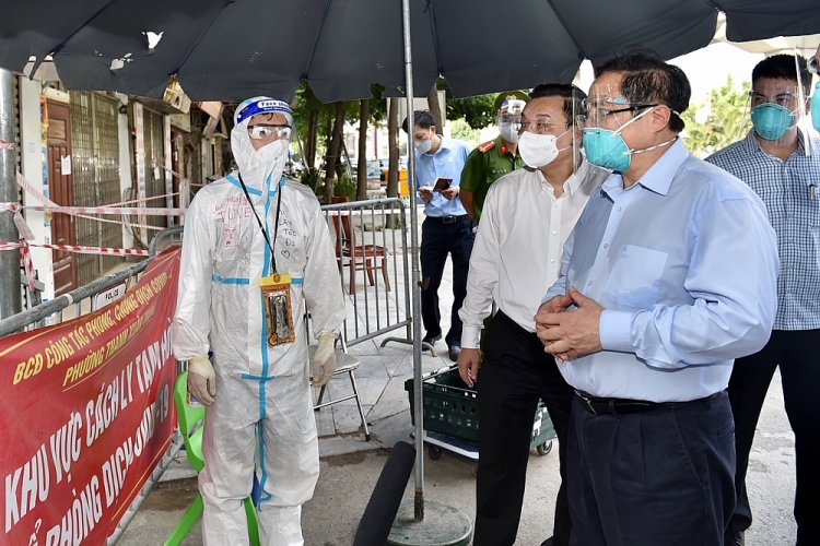 Thủ tướng kiểm tra tình hình tại ngõ 328 đường Nguyễn Trãi, ổ dịch nóng nhất tại Hà Nội thời gian qua (Ảnh: VGP/Nhật Bắc)