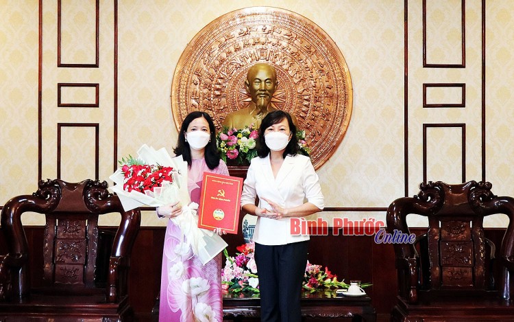 Phó Bí thư Thường trực Tỉnh ủy, Chủ tịch HĐND tỉnh Huỳnh Thị Hằng trao quyết định cho bà Điểu Huỳnh Sang
