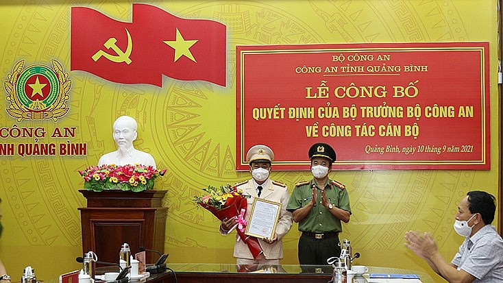 Đại tá Nguyễn Tiến Nam, Giám đốc Công an tỉnh trao quyết định cho Thượng tá Lê Văn Hóa (Ảnh: Báo Quảng Bình)